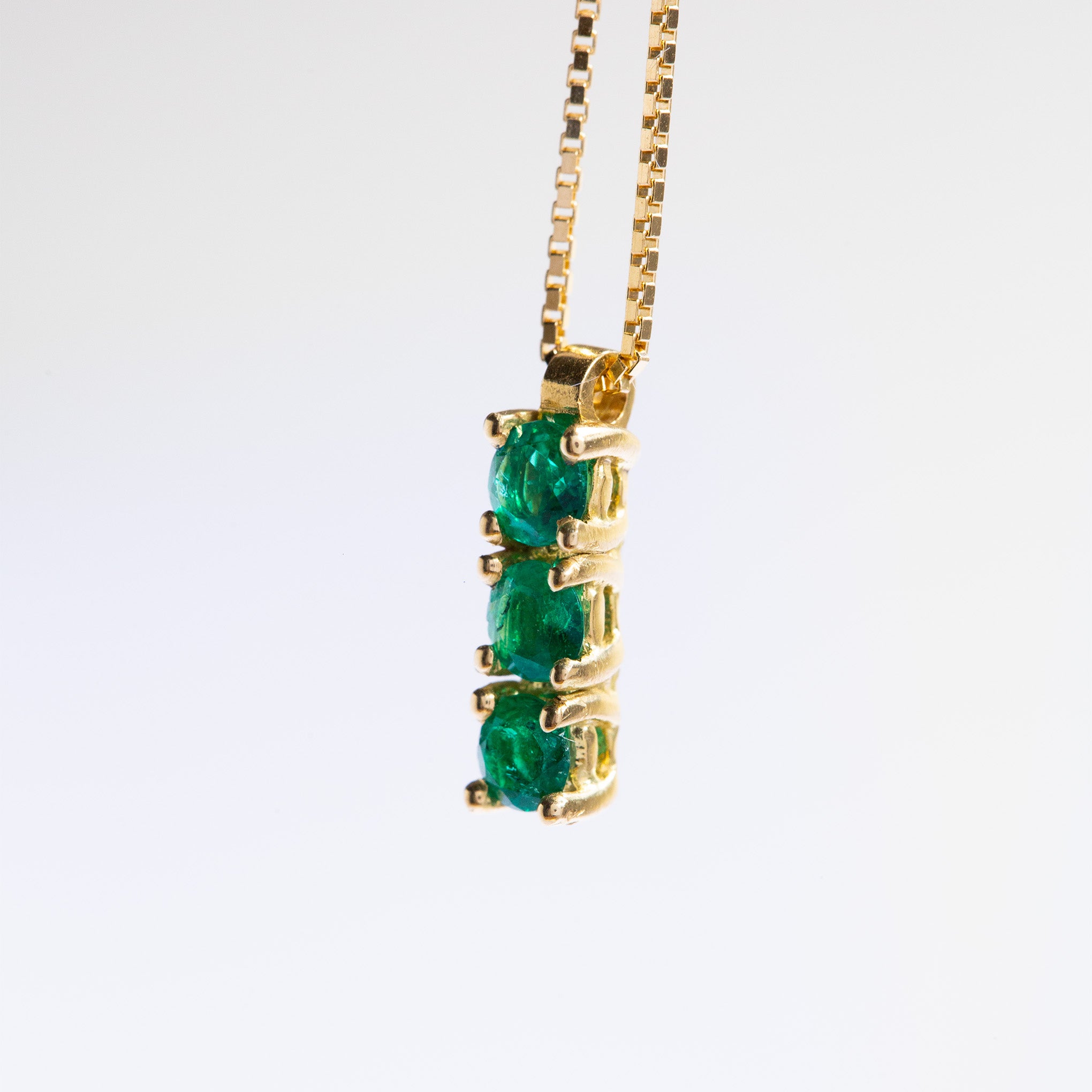 Pendente in oro con smeraldo e diamanti colombiani di Smeralco, collana di lusso esclusivo che evoca un mondo da sogno per il Finance Forum a Milano, Italia