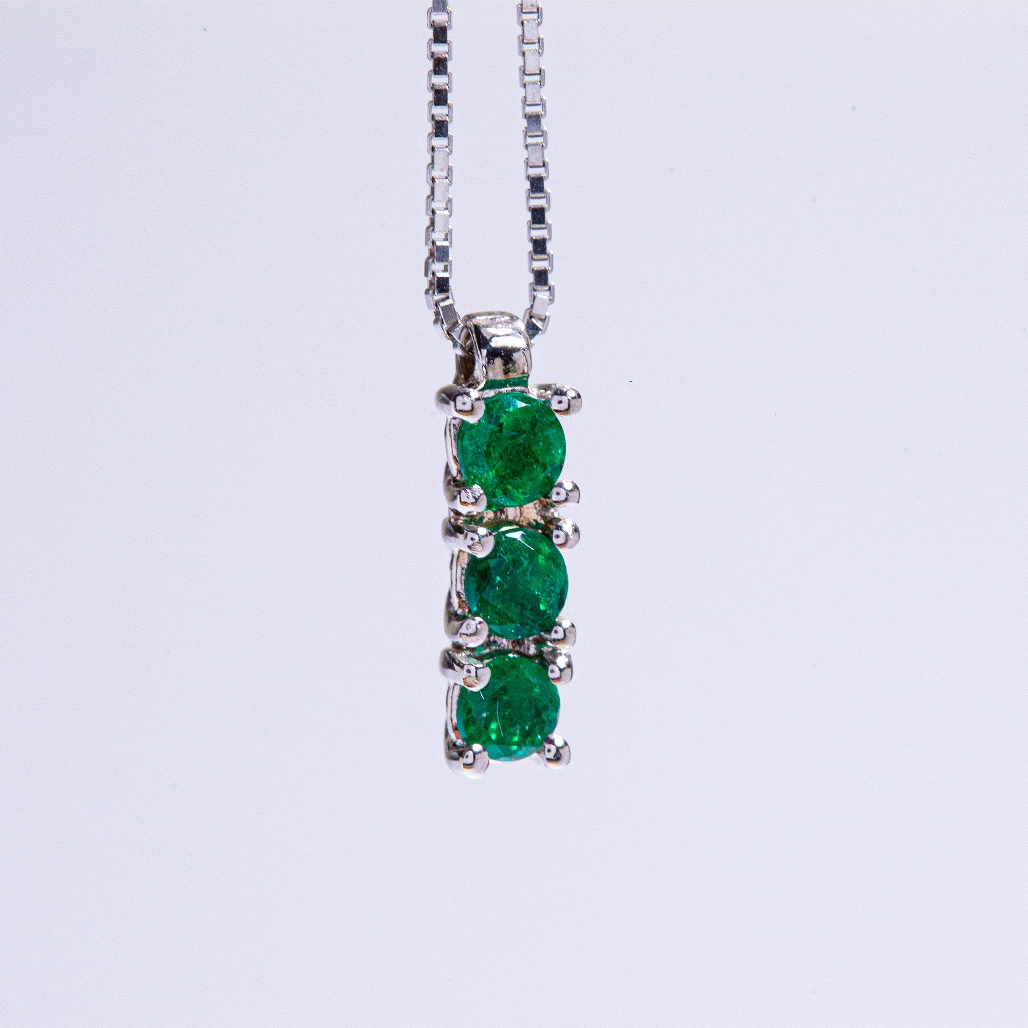 Pendente in oro con smeraldo e diamanti colombiani di Smeralco, collana di lusso esclusivo e misticamente elegante per commercialisti a Roma, Italia