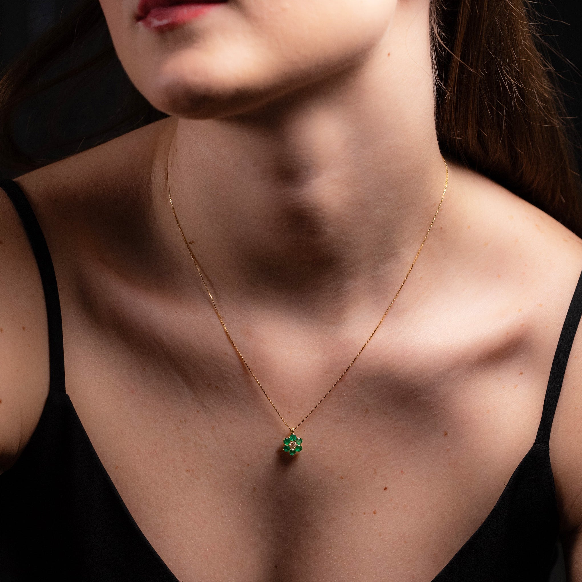 Pendentif en or avec émeraudes colombiennes et diamants de Smeralco, joaillerie exclusive et luxe, incarnant la beauté pour les Olympiques de Paris 2024