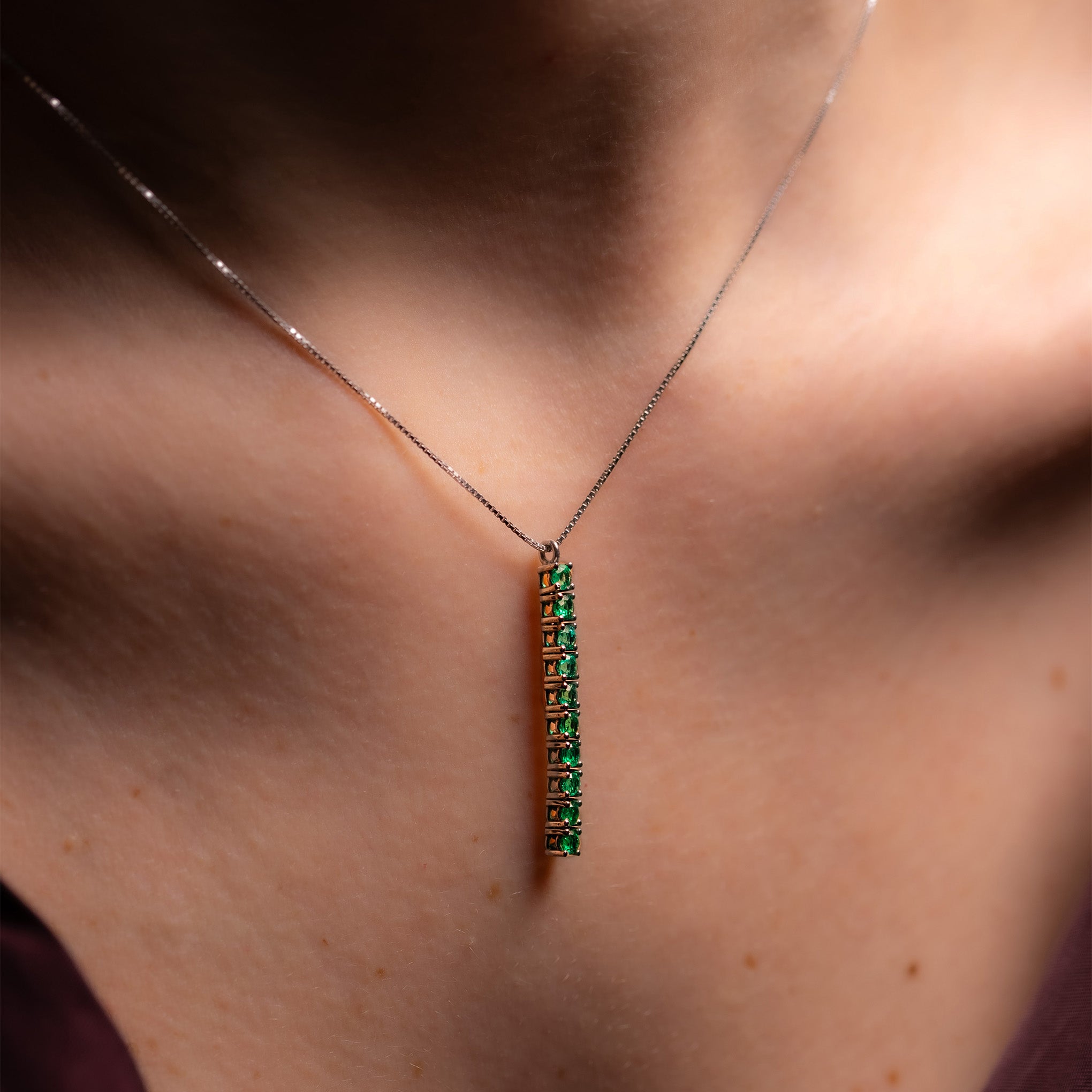 Pendentif en or avec émeraudes colombiennes et diamants de Smeralco, joaillerie tennis exclusive et luxe, évoquant la romance pour les Olympiques de Paris 2024