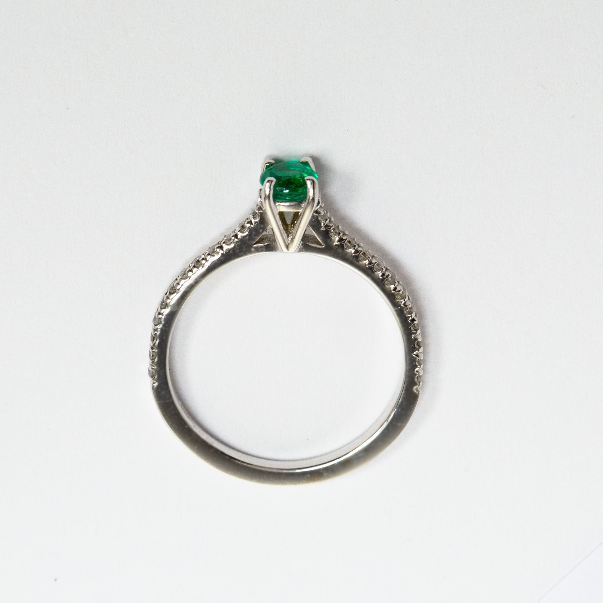 Anello di fidanzamento in oro con smeraldo di Smeralco, lusso esclusivo per l'amante della bellezza nel settore legale di Milano, Italia