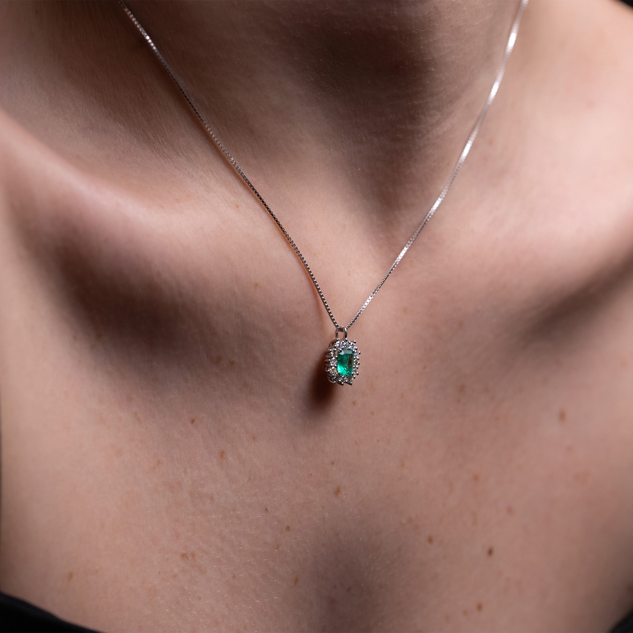 Oro, esmeralda colombiana y diamantes en un pendiente collar, místicamente elegante y lujoso para abogados y notarios de madrid españa