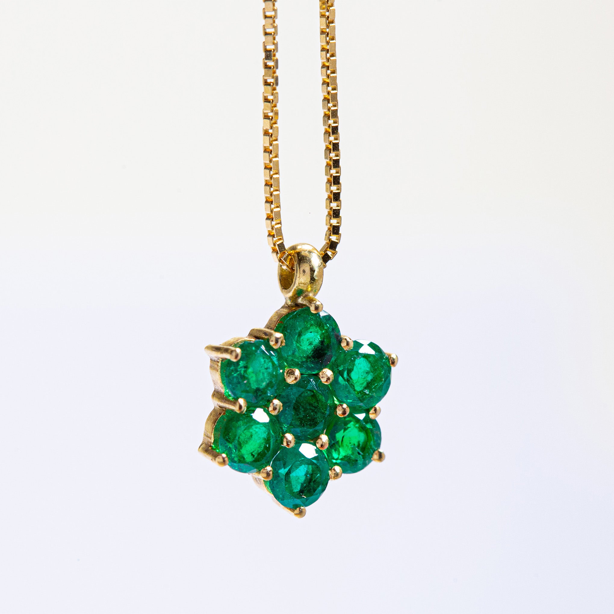 Pendentif en or avec sept émeraudes colombiennes de Smeralco, joaillerie de luxe exclusif, évoquant la romance pour le Global Tax Summit à Paris